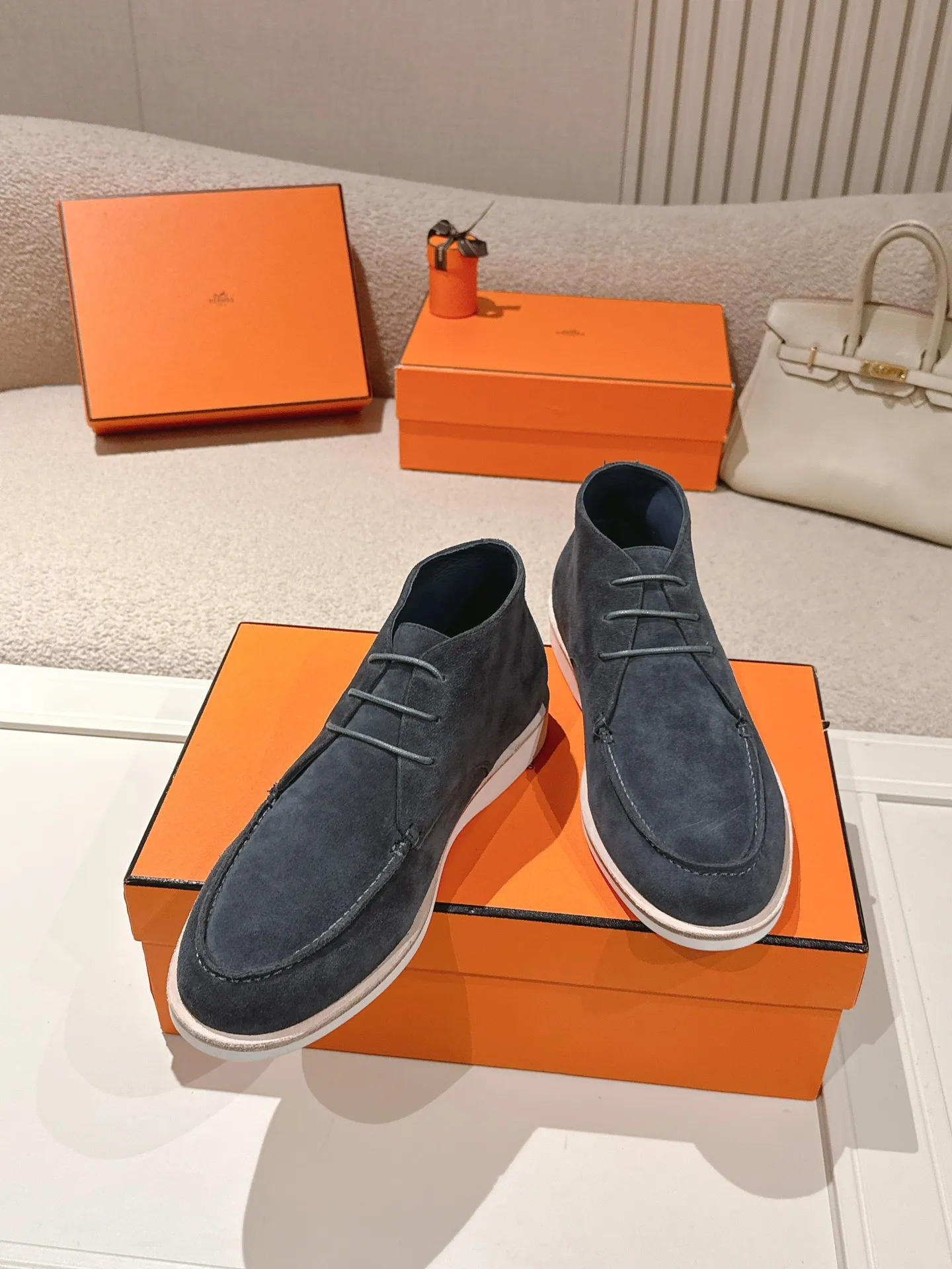 Men's Men's Shoes 660💰 Hermes men's size #26ss calfskin derby shoes, decorated with signature "H Diamant" details for a stylish and casual style. Fabric: Cow suede Lining: Mixed sheep lining Outsole: Genuine leather welt + original TPU Bottom thickness: 3CM Code number: 39-45 (customized at 46.47)